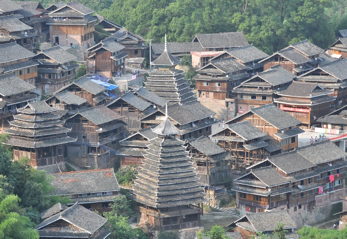Des tours du tambour à étages s’élèvent parmi les maisons en bois serrées du village.
