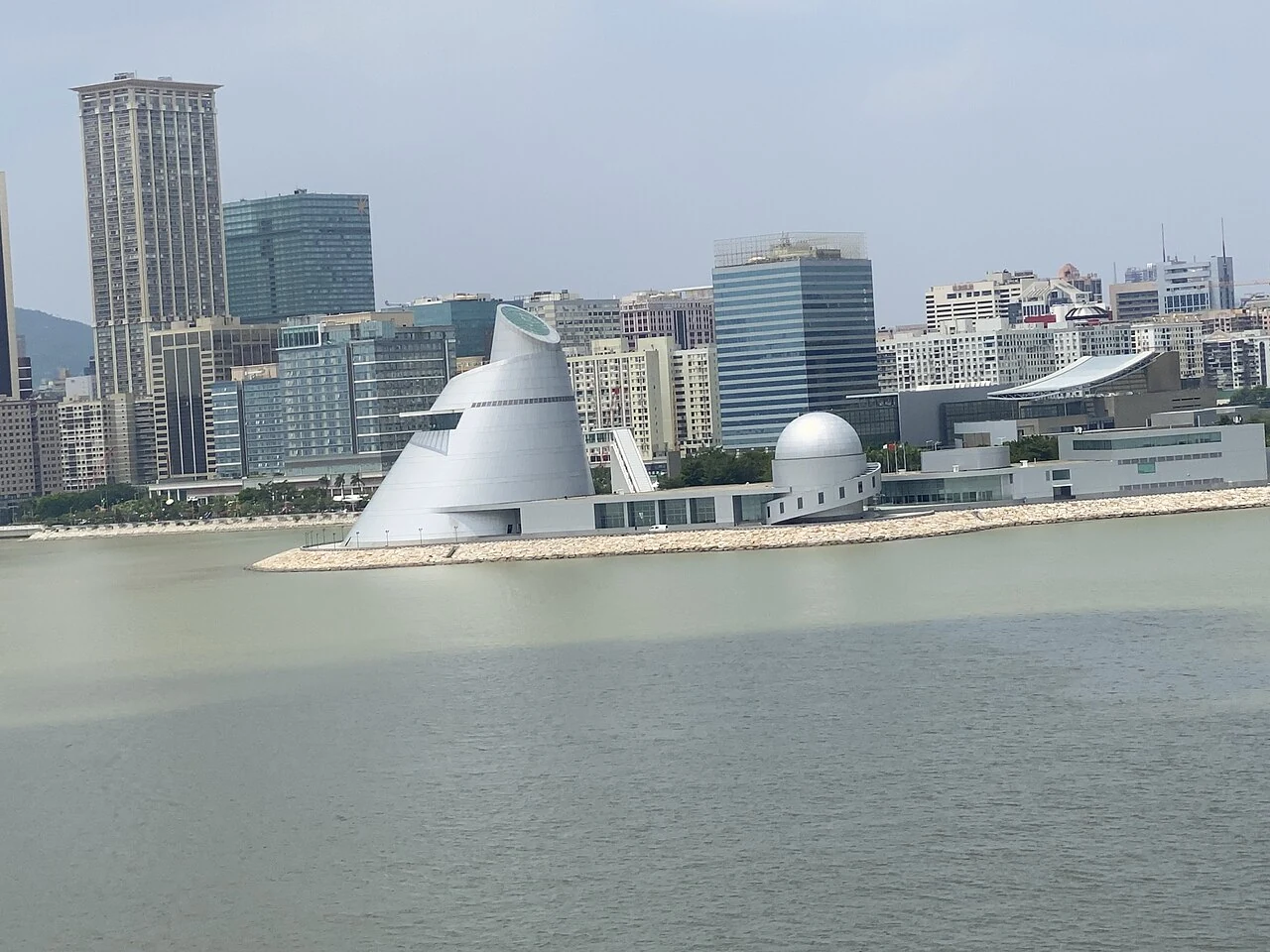 기하학적 외관과 물가 풍경을 갖춘 마카오 과학센터.