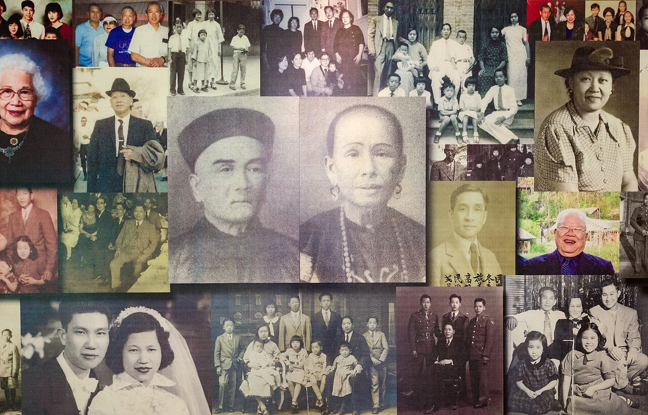 Стенд с семейными фотографиями внутри сада Лиюань.