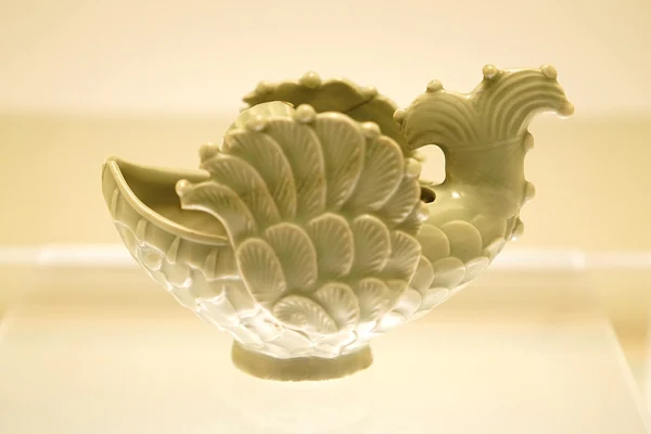 Un broc à eau en céladon de Yaozhou en forme de poisson