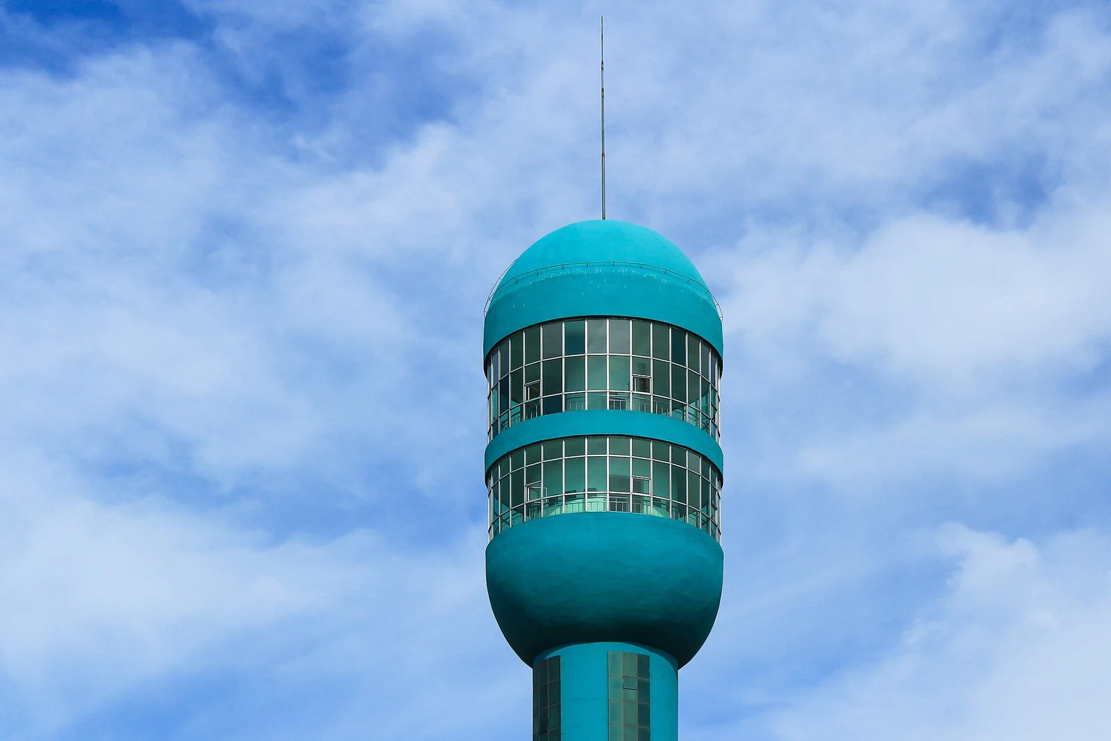 Aussichtsturm im Longfeng-Feuchtgebietspark