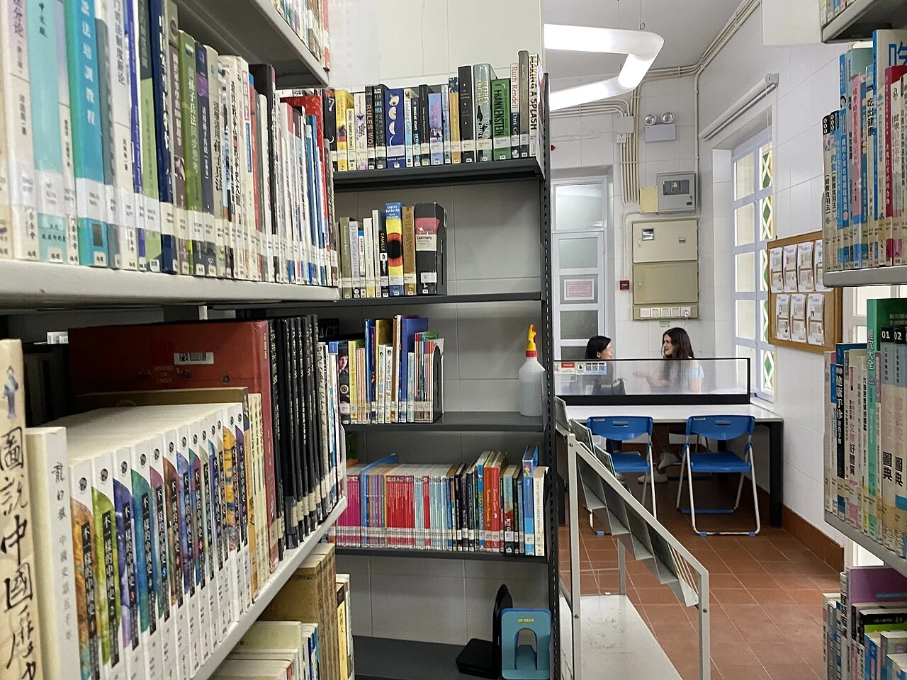 رفوف الكتب ومساحة القراءة داخل مكتبة كولوان.