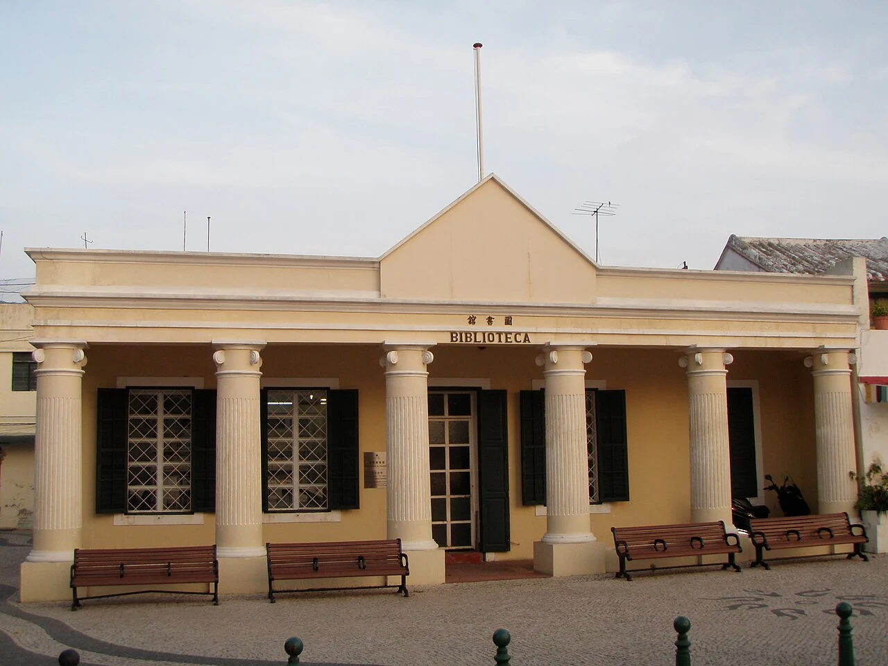 الواجهة الصفراء ومدخل مكتبة كولوان.