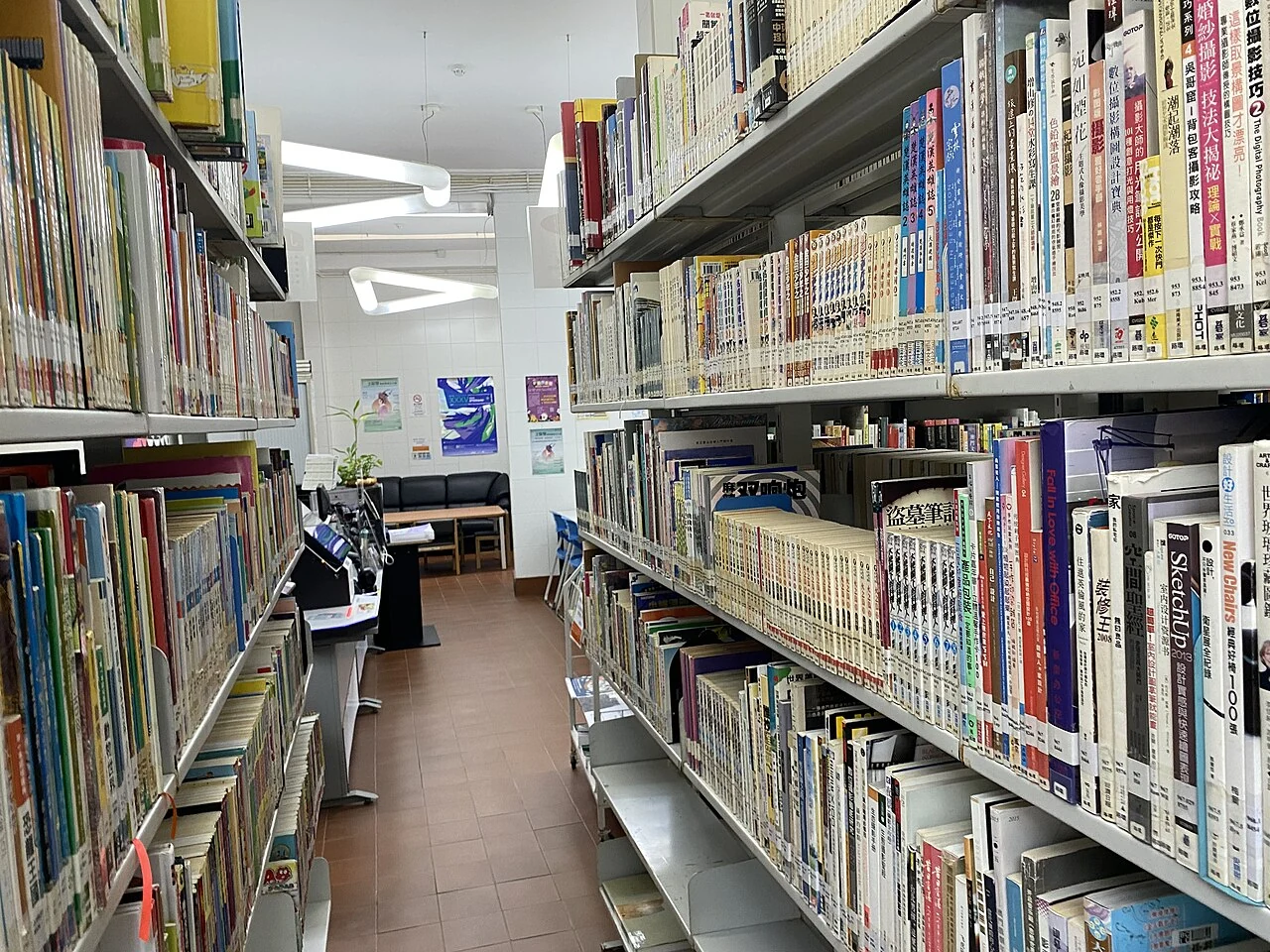 رفوف الكتب ومساحة القراءة داخل مكتبة كولوان.