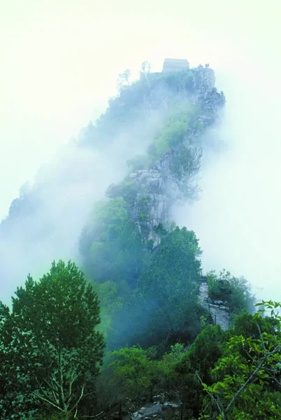 친양 선눙산의 산등성이