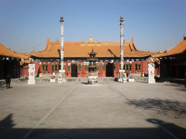 呼和浩特大召的殿院，屋面是黄琉璃瓦。