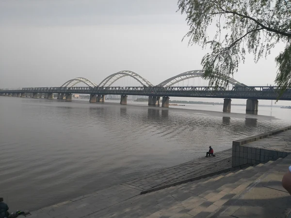 Alte Stahlbrücke und neuere gewölbte Eisenbahnbrücke über den Songhua