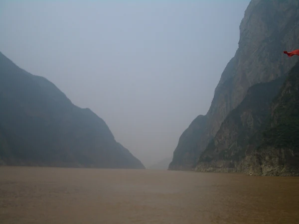 Xiling-Schlucht: eine enge, neblige Schlucht zwischen steilen Felswänden am Jangtse.