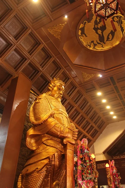 Une figure dorée à l’intérieur du temple de Che Kung, à Sha Tin.