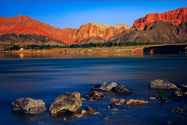 Danxia-Hügel bei Guide am Gelben Fluss, Tourismusseite der Kreisregierung Guide.