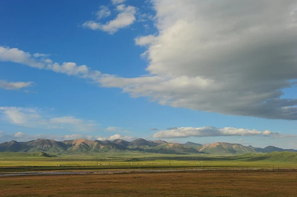 Grasland und Berge im Gebiet Mole des Kreises Qilian, fotografiert 2015.