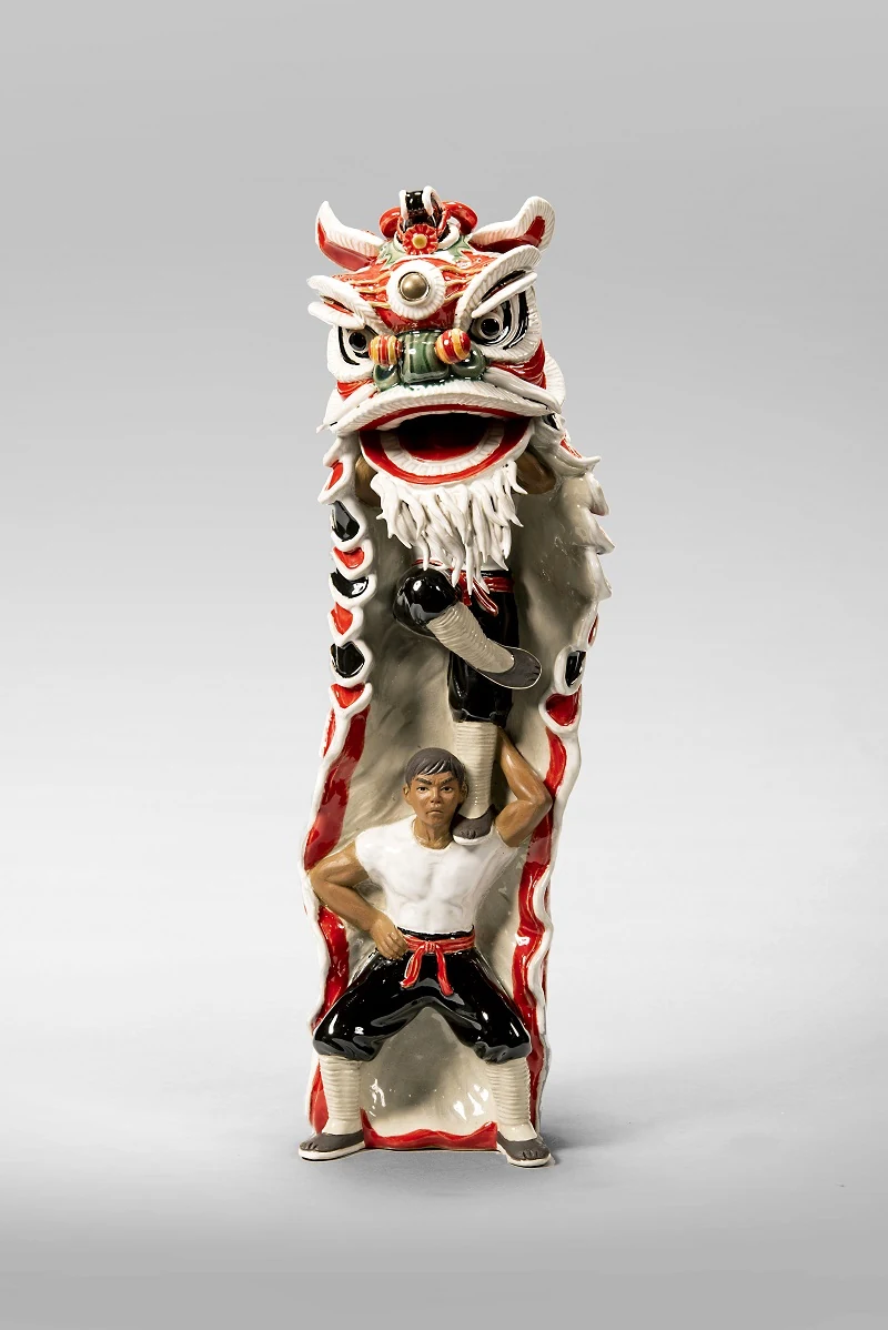 Hu Zhibins Glückverheißender Löwentanz in der Shiwan-Keramikausstellung des Nanhai-Museums
