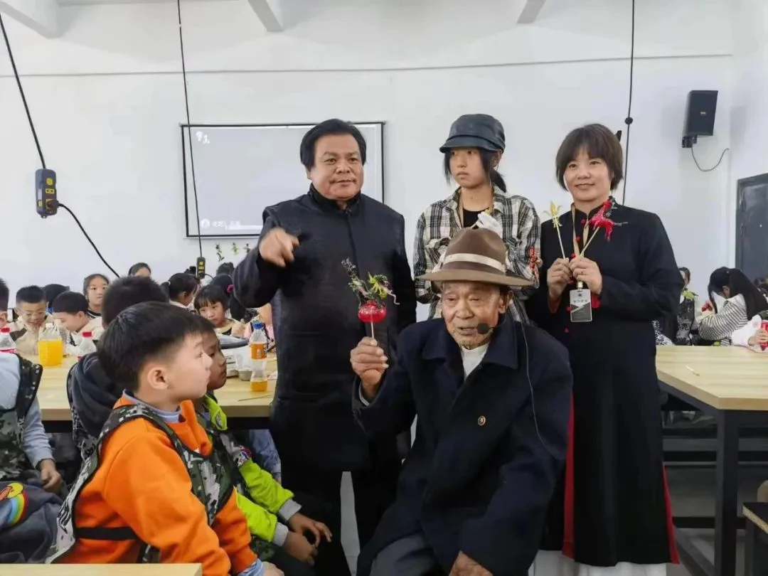 Kinder beobachten eine Vorführung des Zuckerhandwerks aus Tianmen.