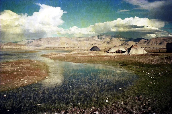 Camp pastoral près de Tingri, photographié en 1993