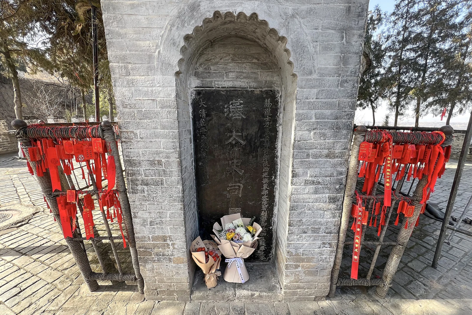 La stèle funéraire de Sima Qian dans l'enceinte du sanctuaire