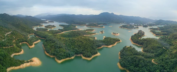 Bewaldete Inseln und Wasserarme im Tai-Lam-Chung-Stausee.