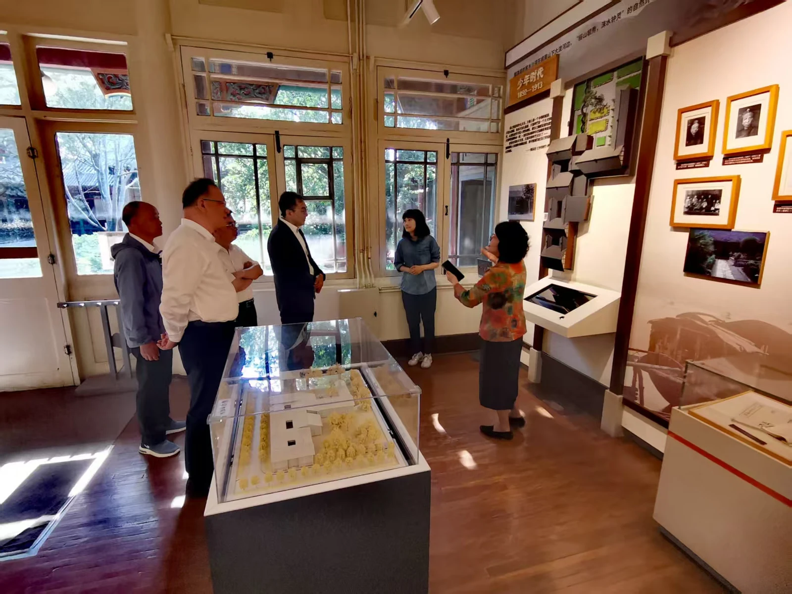 Visitantes na exposição de 2025 sobre Hongxian Nü, em Pequim