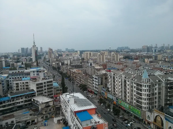 Suizhou: vista elevada sobre las manzanas densas de la ciudad y su torre puntiaguda.