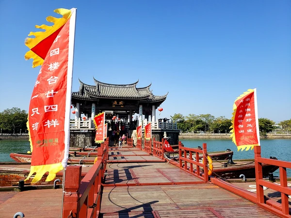 Rote Festbanner rahmen den Eingang zur Guangji-Brücke in Chaozhou.