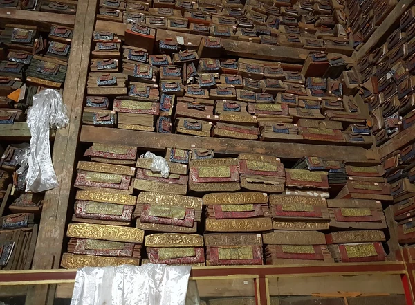 Bâtiments du monastère de Sakya sur son versant