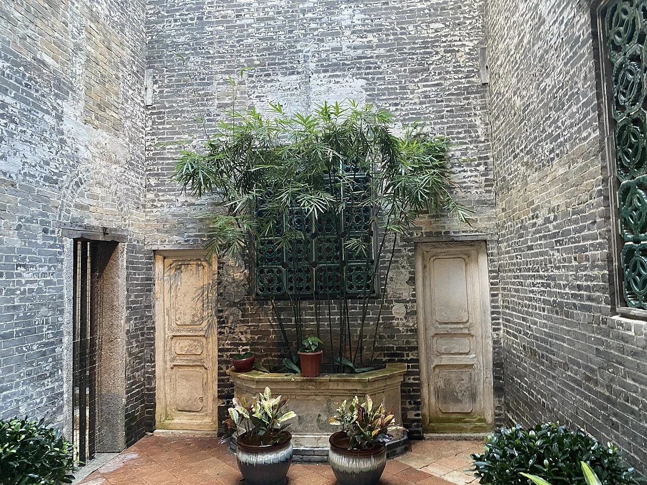 Une cour plantée à la maison Lou Kau.