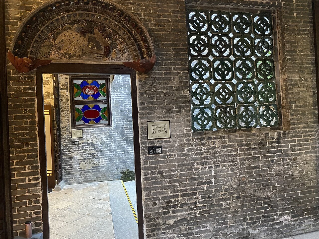Une fenêtre et un écran décoratif en bois à la maison Lou Kau.