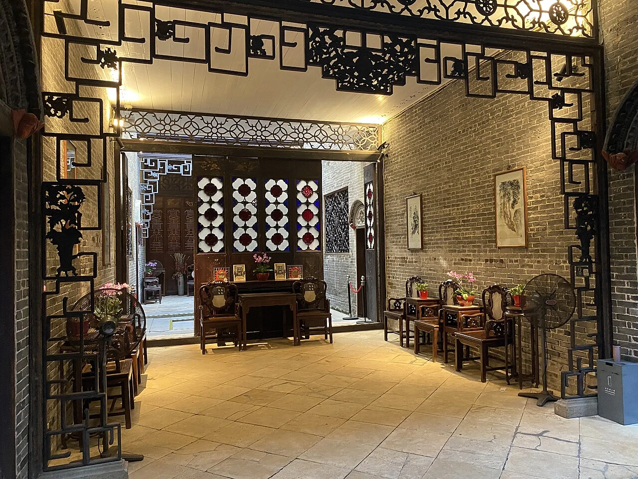 Le hall intérieur et les paravents de la maison Lou Kau.