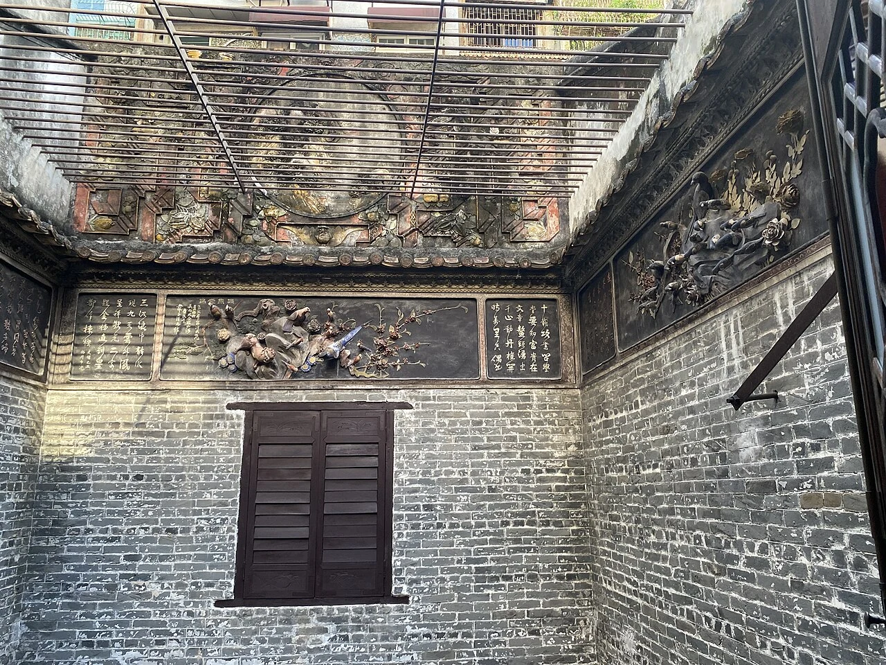 Maçonnerie, volets et décor sculpté de la maison Lou Kau.