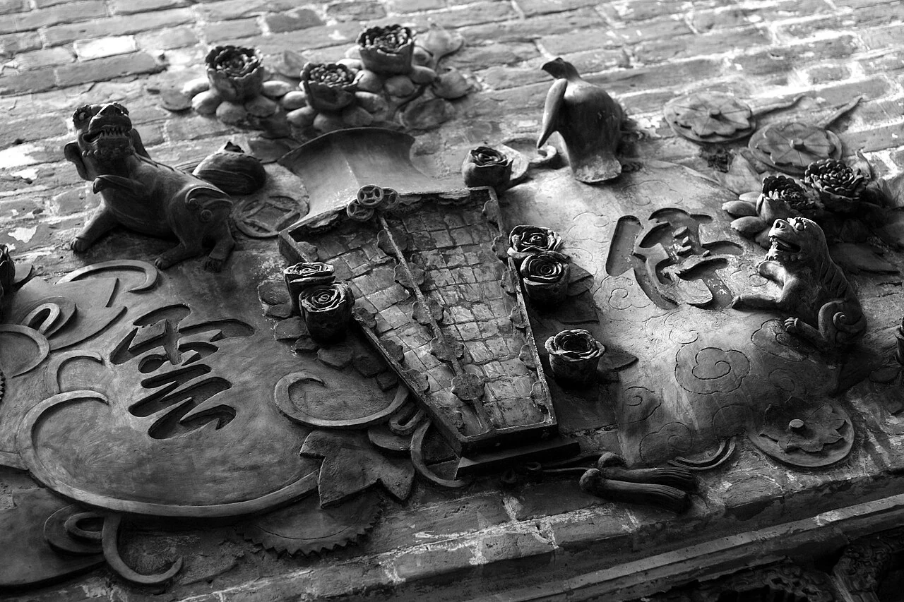 Un panneau décoratif sculpté à la maison Lou Kau.