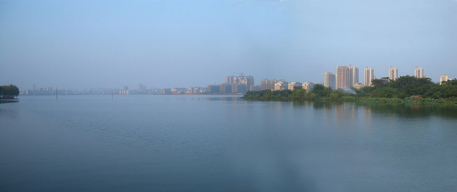 鄂州：湖面那头，鄂州城的楼群与民居一字排开。