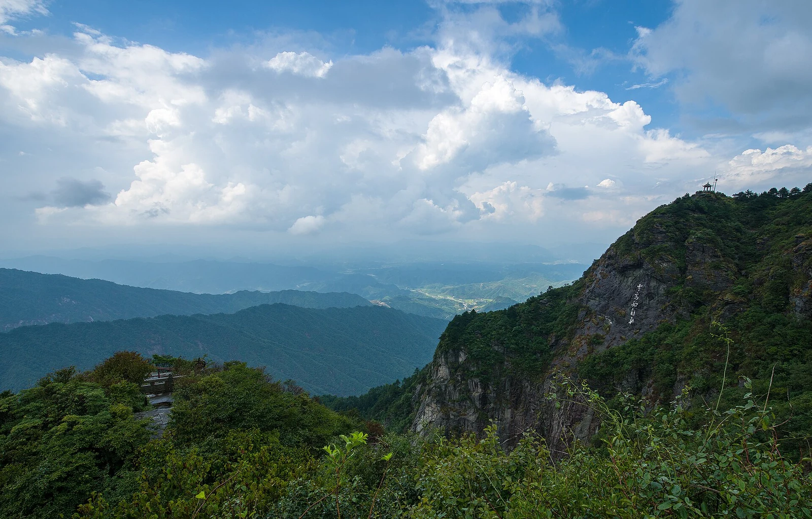 九宮山:一道道綠色山脊層疊的山谷,頭頂是大片白雲。