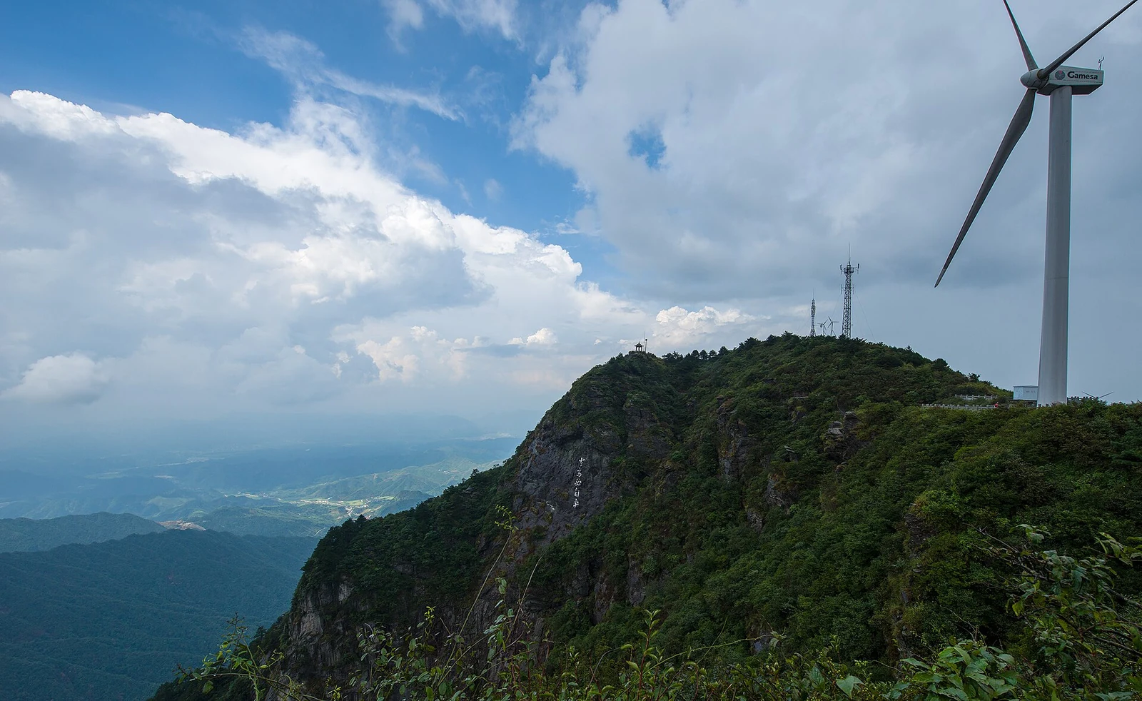 九宮山:一道頂著風力發電機的綠色山脊。