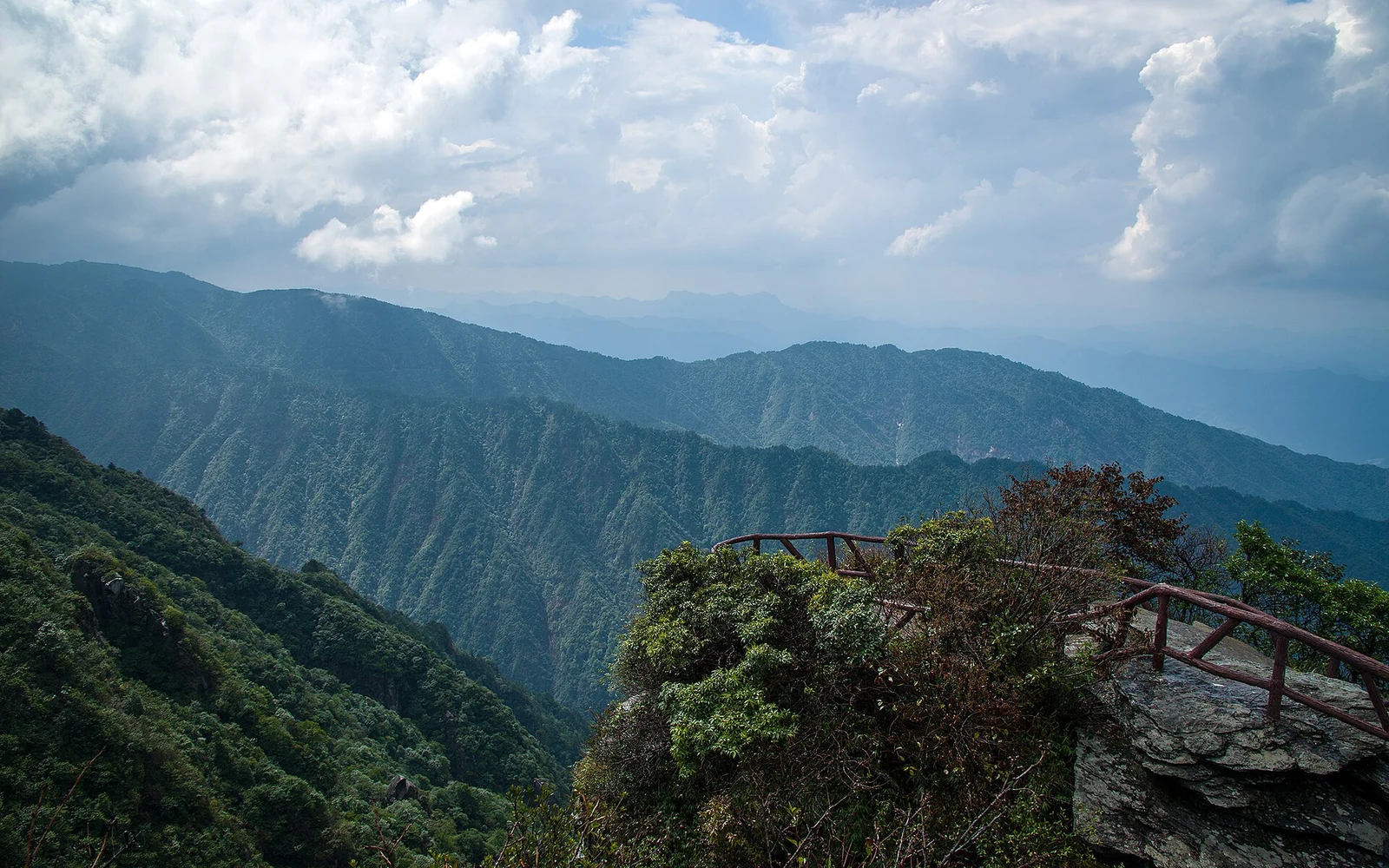 九宮山:登山步道之上的林木覆蓋的山坡,步道邊有木欄杆。