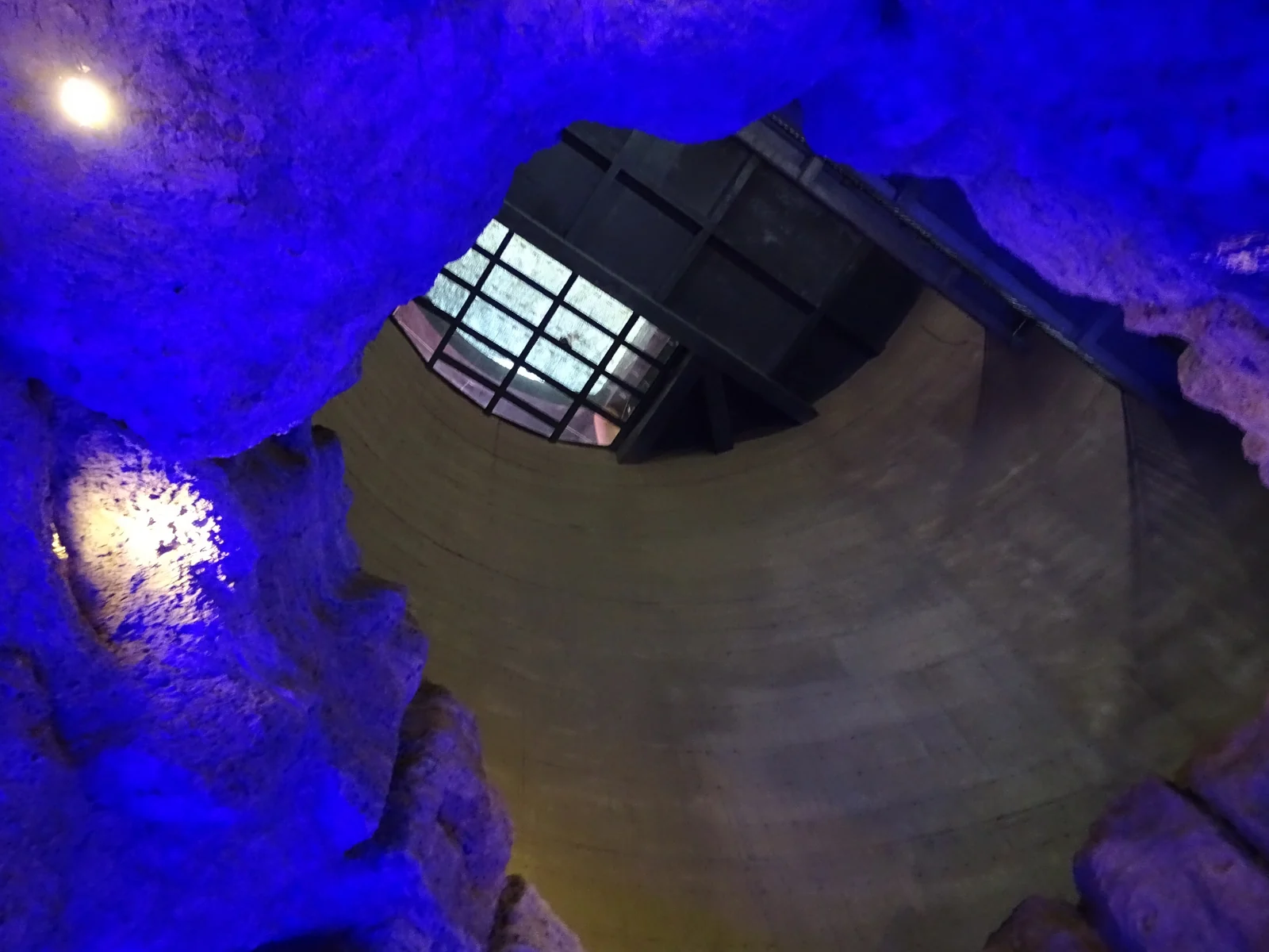 Blick einen Schacht im Karez-Museum von Turpan hinauf: unten der Kanal, oben ein belichtetes Gitter.