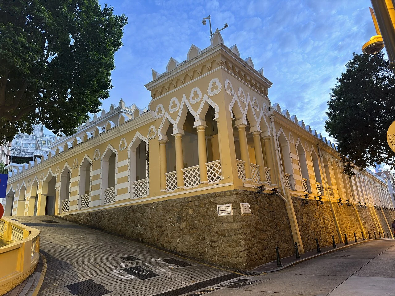 Les vérandas à arcades de l’ancienne caserne des Maures, aujourd’hui siège du Bureau des affaires maritimes et de l’eau.