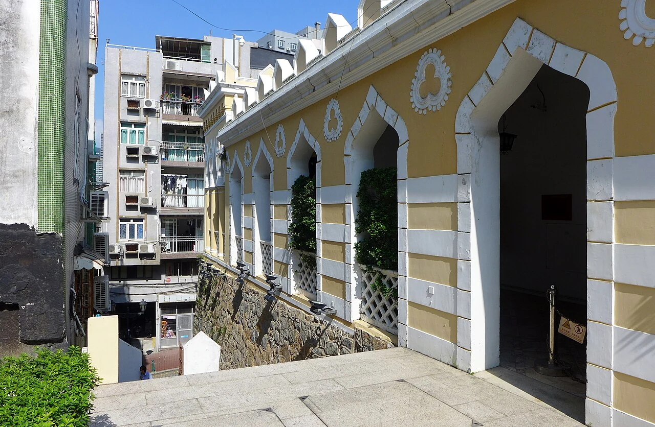 Les vérandas à arcades de l’ancienne caserne des Maures, aujourd’hui siège du Bureau des affaires maritimes et de l’eau.