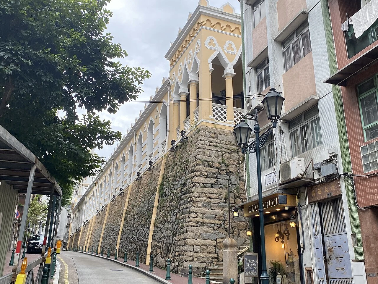 Les vérandas à arcades de l’ancienne caserne des Maures, aujourd’hui siège du Bureau des affaires maritimes et de l’eau.