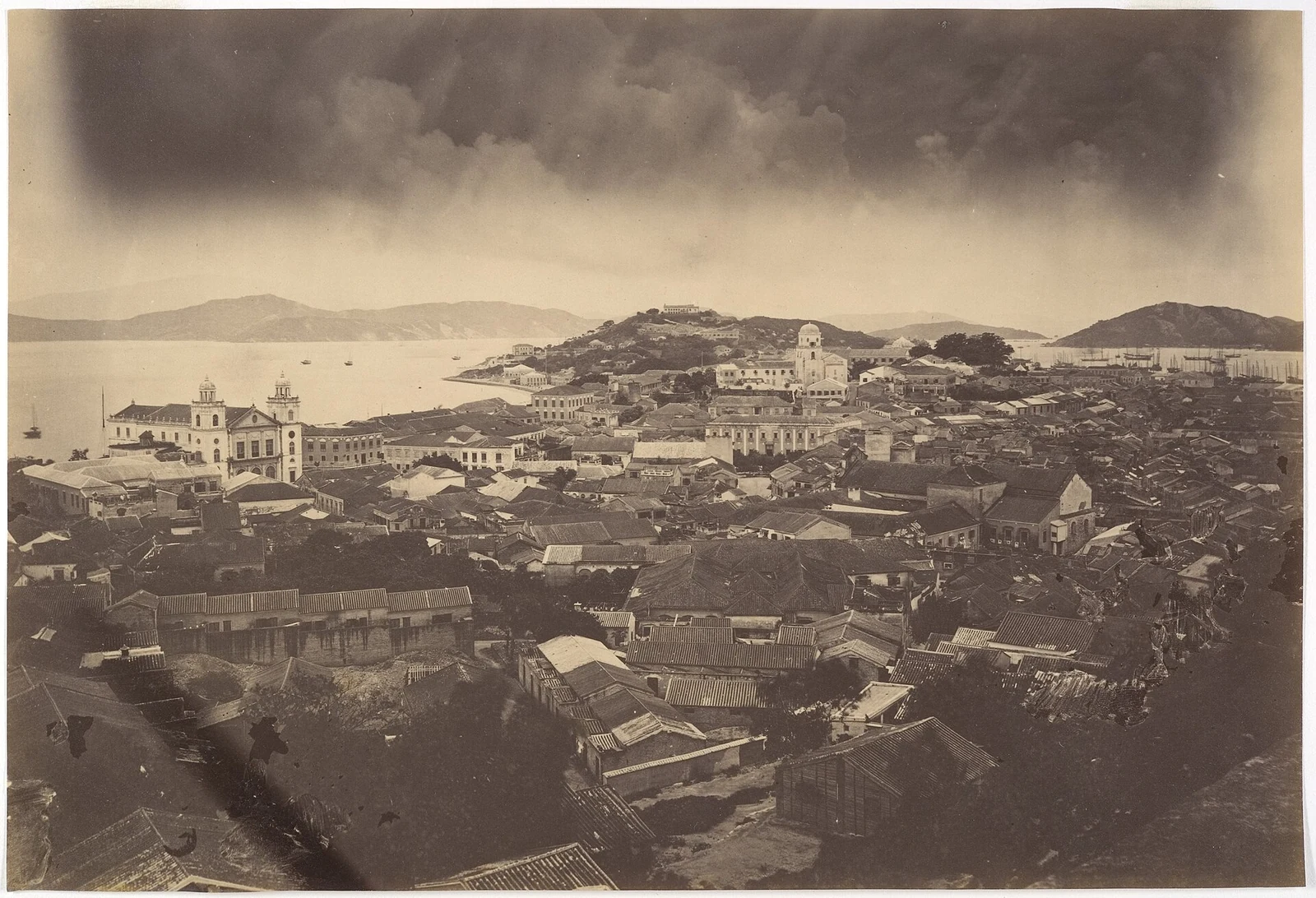 Историческая фотография Макао из собрания Метрополитен-музея в Нью-Йорке.