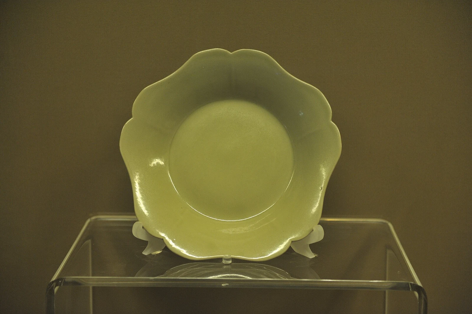 Une assiette céladon « mi se » découverte dans la crypte du temple Famen, musée d'histoire du Shaanxi