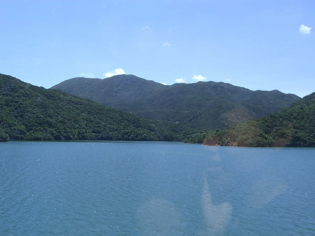 Tai-Tam-Stausee und grüne Berge, vom Bus aus gesehen.