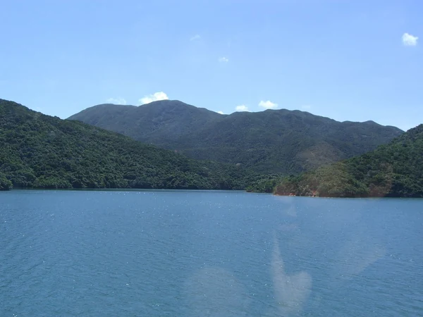 Tai-Tam-Stausee und grüne Berge, vom Bus aus gesehen.