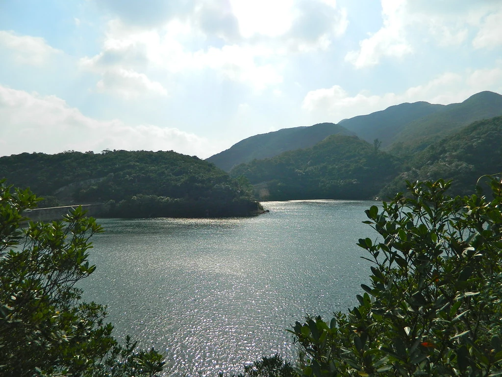Wasser und bewaldete Hügel am Tai-Tam-Stausee.