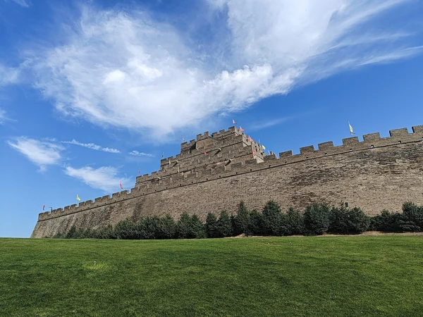 Le mur en pisé et la tour en brique de Zhenbeitai