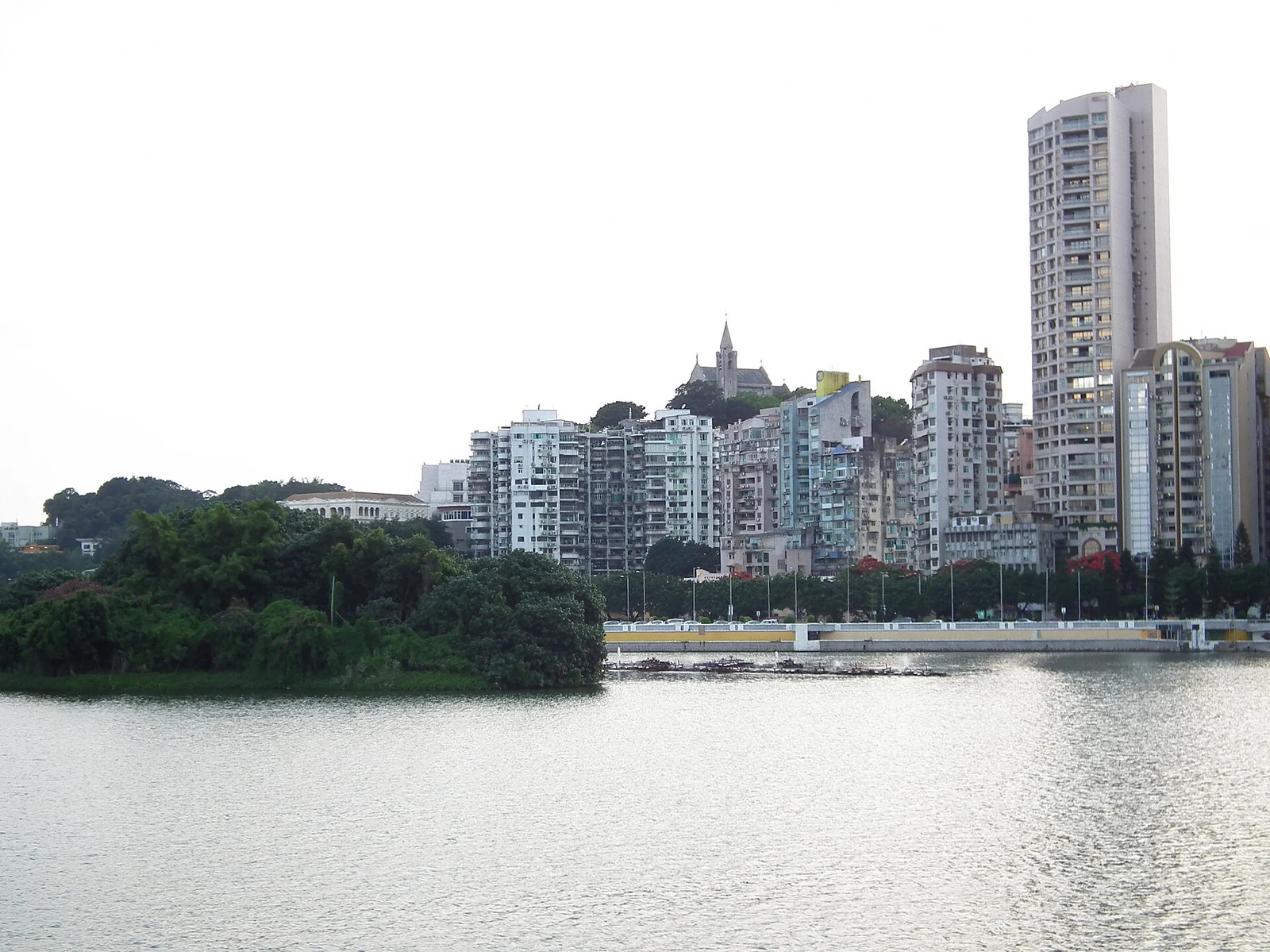 마카오 바다 건너 보이는 언덕과 주변 항구.