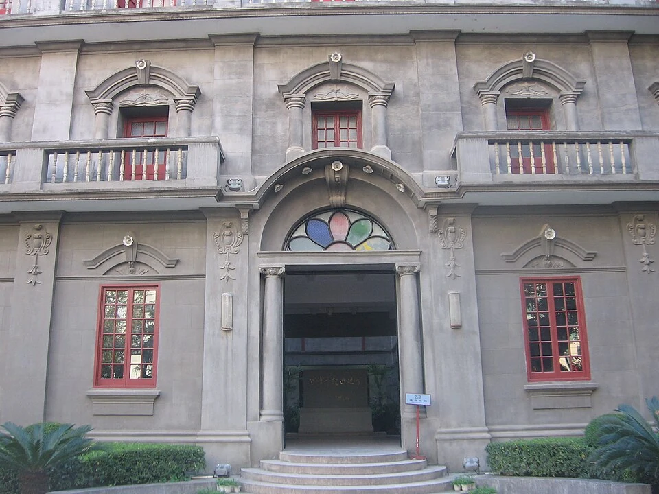 Façade en pierre de l’ancien quartier général du soulèvement du 1er août à Nanchang, fenêtres rouges et balcons (2015).