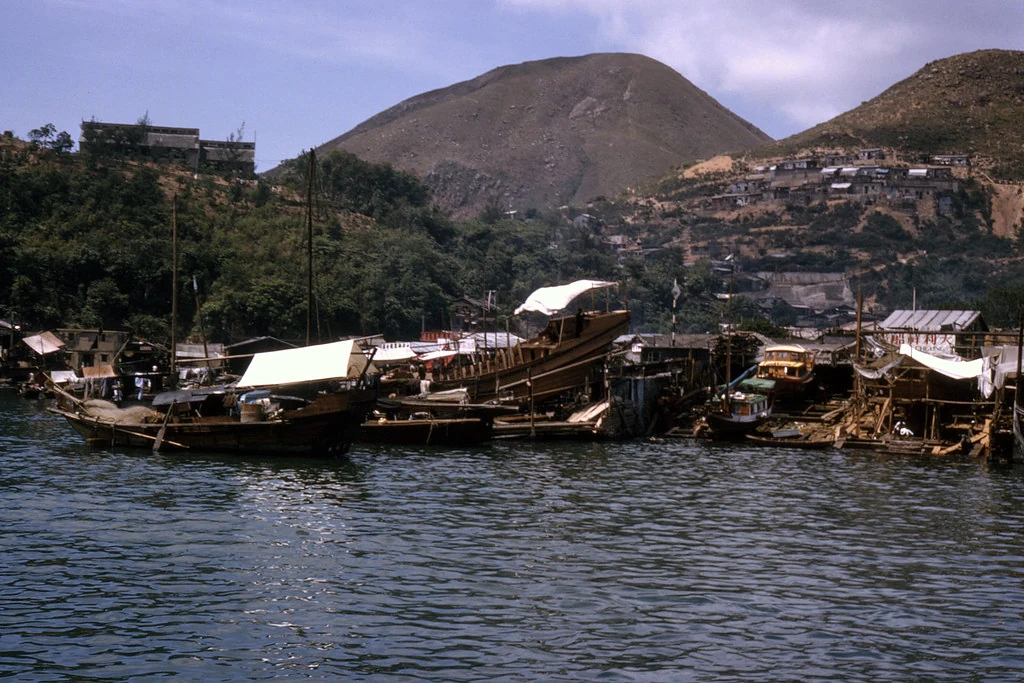 Dschunken auf einer Werft in Aberdeen, Hongkong, im Jahr 1963.