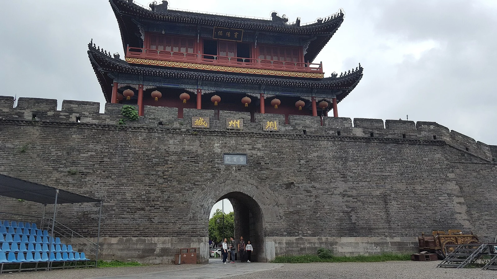 Altstadt von Jingzhou: der Binyang-Turm über dem Bogenportal der Stadtmauer.