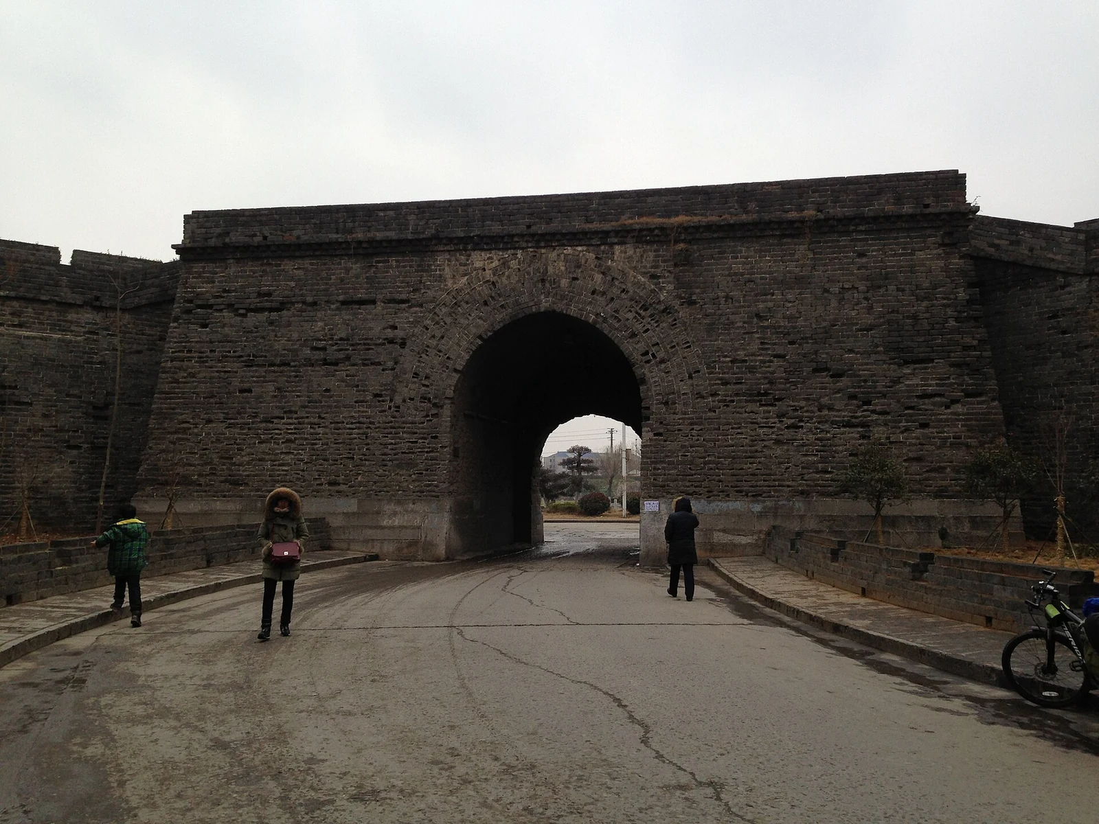 Jingzhou: das Bogenportal der Stadtmauer mit dem Wehrgang und der Straße darunter.