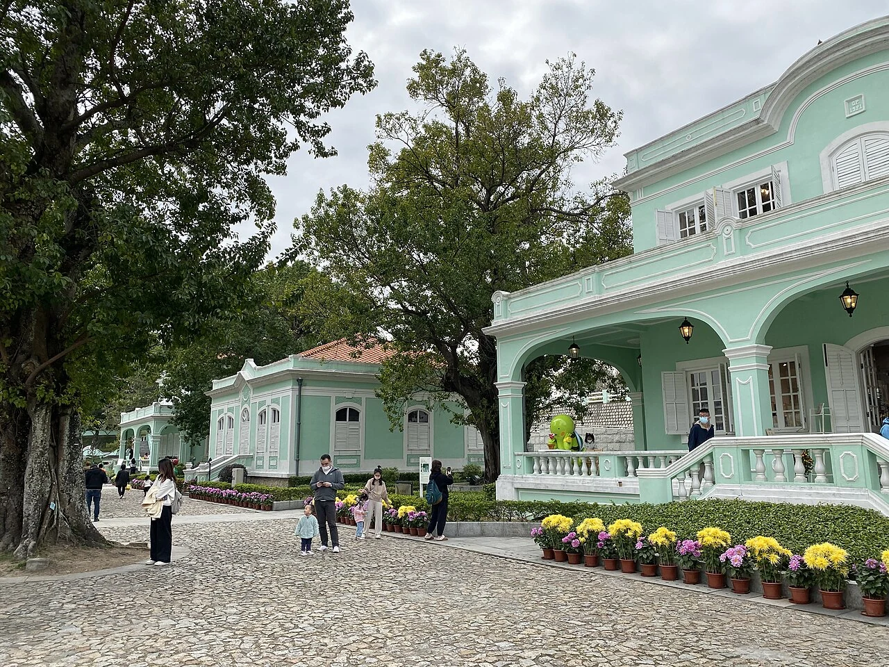Las antiguas residencias de color verde pálido de las Casas de Taipa.
