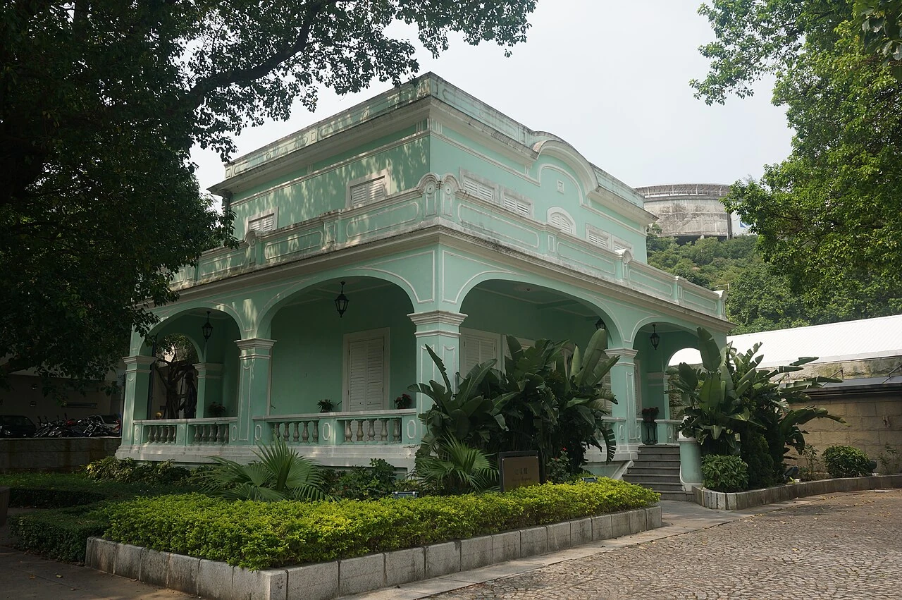 Exterior de la Casa de Recepciones, en el conjunto de las Casas de Taipa.